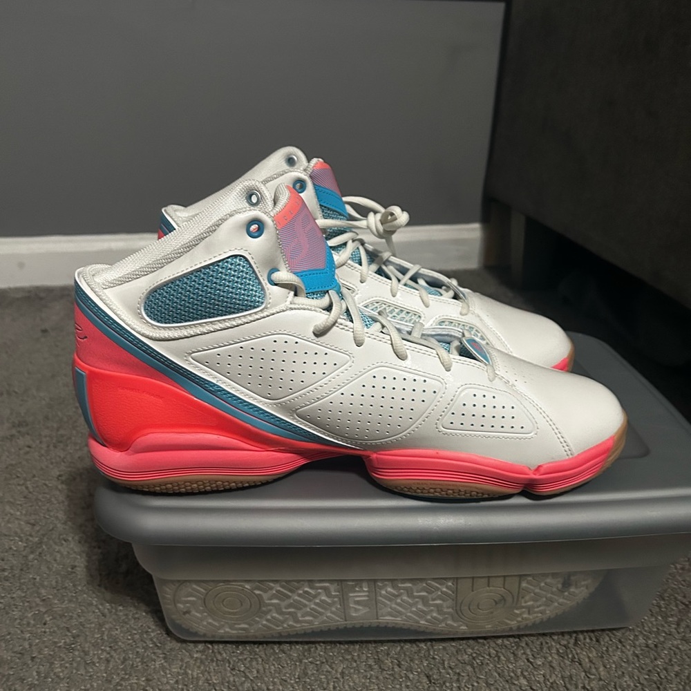 adidas D Rose 1.5 - lightweight and supportive sneaker